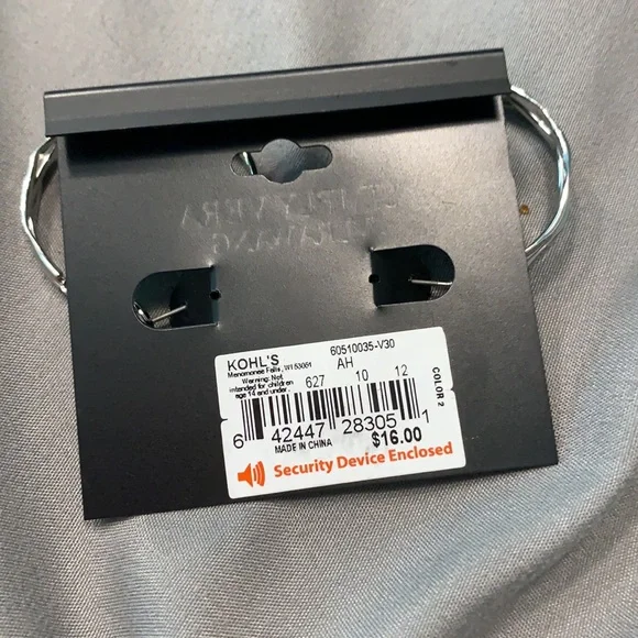 Brand new simply vera vera Wang earrings - Picture 8 of 8